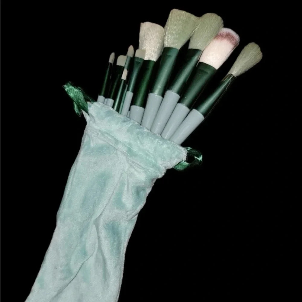 NIP 13 Piece Green Makeup Brush Set - Picture 2 of 3